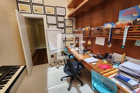 Casa à venda com 600m², 6 quartos e 3 vagas Casa à venda com 600m², 6 quartos e 3 vagasEscritório