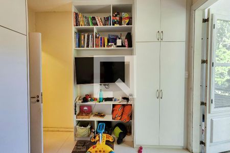 Casa à venda com 600m², 6 quartos e 3 vagas Casa à venda com 600m², 6 quartos e 3 vagasQuarto de Serviço