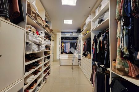 Casa à venda com 600m², 6 quartos e 3 vagas Casa à venda com 600m², 6 quartos e 3 vagasCloset da Suíte 3