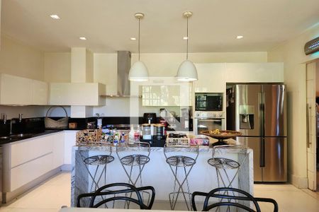 Casa à venda com 600m², 6 quartos e 3 vagas Casa à venda com 600m², 6 quartos e 3 vagasCozinha