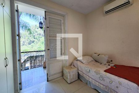 Casa à venda com 600m², 6 quartos e 3 vagas Casa à venda com 600m², 6 quartos e 3 vagasQuarto de Serviço