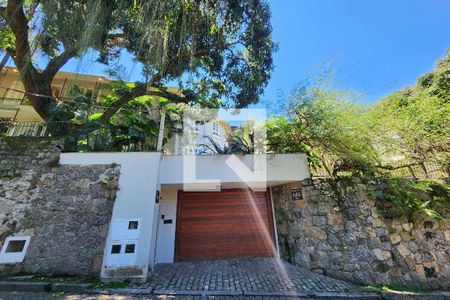 Casa à venda com 600m², 6 quartos e 3 vagas Casa à venda com 600m², 6 quartos e 3 vagasFachada Externa