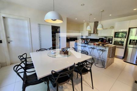 Casa à venda com 600m², 6 quartos e 3 vagas Casa à venda com 600m², 6 quartos e 3 vagasCozinha