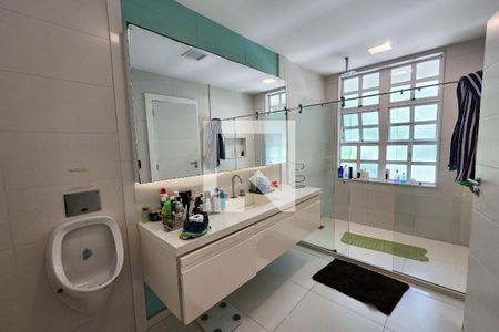 Casa à venda com 600m², 6 quartos e 3 vagas Casa à venda com 600m², 6 quartos e 3 vagasBanheiro da Suíte 1