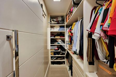 Casa à venda com 600m², 6 quartos e 3 vagas Casa à venda com 600m², 6 quartos e 3 vagasCloset da Suíte 1