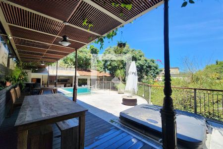 Casa à venda com 600m², 6 quartos e 3 vagas Casa à venda com 600m², 6 quartos e 3 vagasÁrea Externa