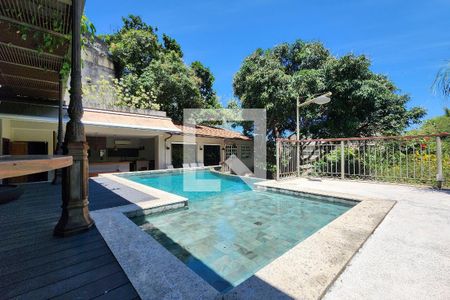 Casa à venda com 600m², 6 quartos e 3 vagas Casa à venda com 600m², 6 quartos e 3 vagasPiscina