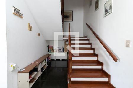 Casa para alugar com 400m², 5 quartos e 5 vagas Casa para alugar com 400m², 5 quartos e 5 vagasEscada