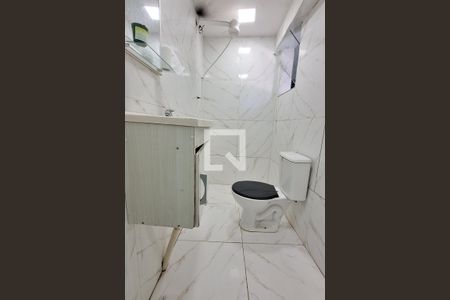 Banheiro de casa para alugar com 1 quarto, 60m² em Jardim Primavera, Duque de Caxias