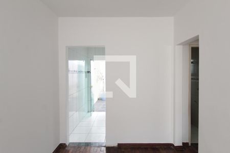 Sala de casa de condomínio para alugar com 2 quartos, 45m² em Santa Mônica, Belo Horizonte