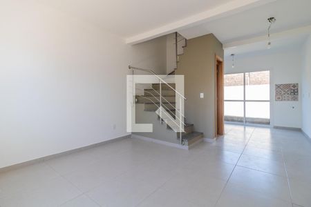 Sala de casa de condomínio à venda com 2 quartos, 60m² em Vila Nova, Porto Alegre