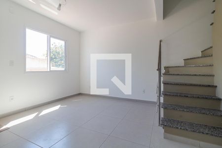 Sala de casa de condomínio à venda com 2 quartos, 60m² em Vila Nova, Porto Alegre