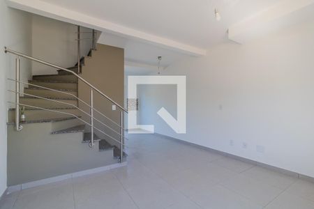 Sala de casa de condomínio à venda com 2 quartos, 60m² em Vila Nova, Porto Alegre