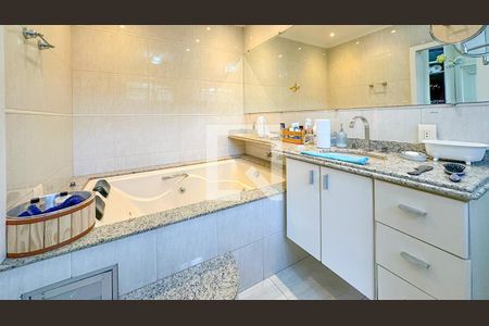 Casa para alugar com 2700m², 5 quartos e 4 vagas Casa para alugar com 2700m², 5 quartos e 4 vagasBanheiro