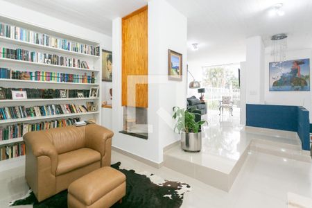 Sala de casa à venda com 2 quartos, 180m² em Três Figueiras, Porto Alegre