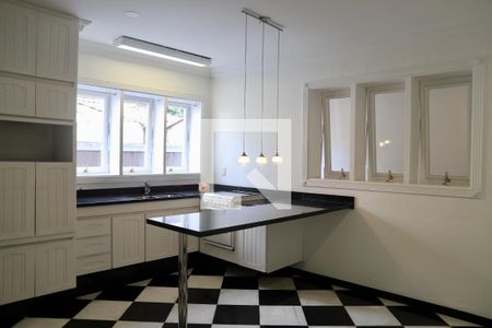 Casa à venda com 520m², 5 quartos e 5 vagas Casa à venda com 520m², 5 quartos e 5 vagasCozinha