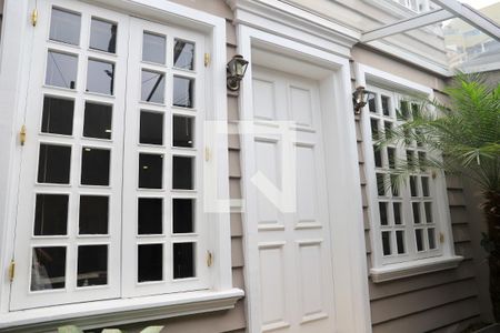 Casa à venda com 520m², 5 quartos e 5 vagas Casa à venda com 520m², 5 quartos e 5 vagasEntrada