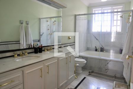 Casa à venda com 520m², 5 quartos e 5 vagas Casa à venda com 520m², 5 quartos e 5 vagasBanheiro da Suíte 2