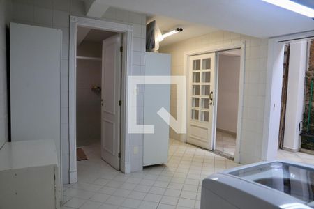 Casa à venda com 520m², 5 quartos e 5 vagas Casa à venda com 520m², 5 quartos e 5 vagasLavanderia