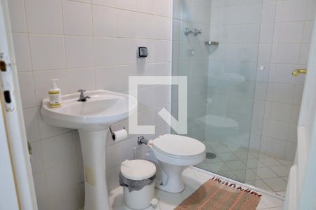 Casa à venda com 520m², 5 quartos e 5 vagas Casa à venda com 520m², 5 quartos e 5 vagasBanheiro de serviço