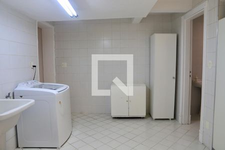 Casa à venda com 520m², 5 quartos e 5 vagas Casa à venda com 520m², 5 quartos e 5 vagasLavanderia