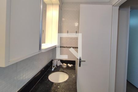 Banheiro de apartamento para alugar com 1 quarto, 47m² em Cambuí, Campinas