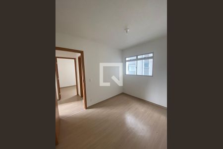 Quarto de apartamento para alugar com 2 quartos, 48m² em Chácaras Califórnia, Contagem