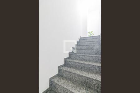 Apartamento à venda com 74m², 2 quartos e 1 vaga Apartamento à venda com 74m², 2 quartos e 1 vagaEscada