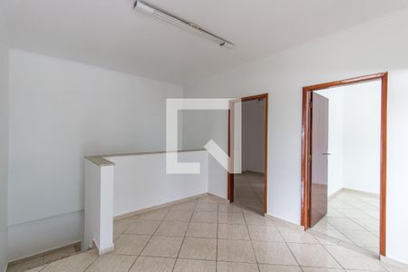 Escada de casa para alugar com 3 quartos, 200m² em Jardim Alto Pedroso, São Paulo