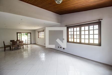 Sala de TV de casa de condomínio para alugar com 4 quartos, 360m² em Alphaville, Santana de Parnaíba