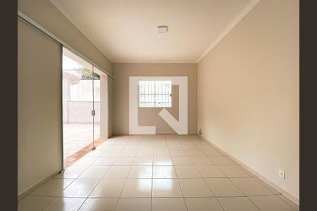 Sala de casa para alugar com 6 quartos, 300m² em Vila Pirajussara, São Paulo