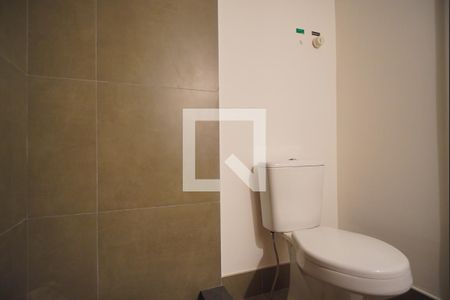 Banheiro de kitnet/studio para alugar com 1 quarto, 26m² em Rio Branco, Porto Alegre