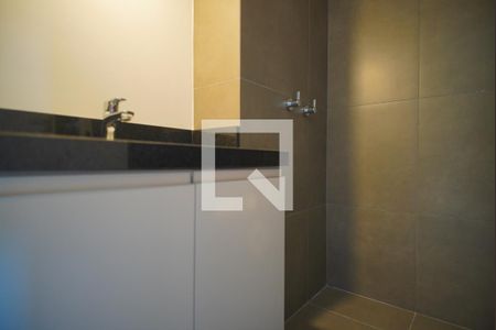 Banheiro  de kitnet/studio para alugar com 1 quarto, 26m² em Rio Branco, Porto Alegre