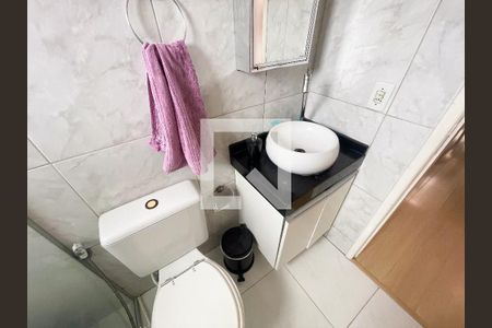 Banheiro de apartamento à venda com 2 quartos, 49m² em Jardim Riacho das Pedras, Contagem