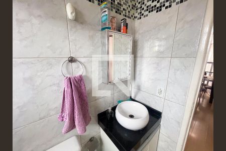 Banheiro de apartamento à venda com 2 quartos, 49m² em Jardim Riacho das Pedras, Contagem