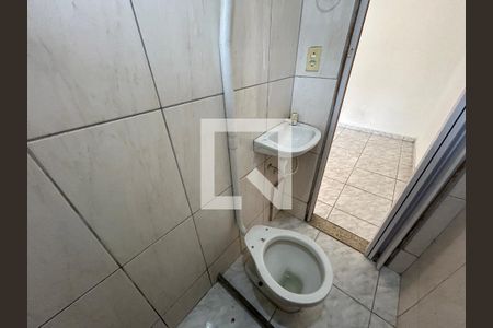 Banheiro de kitnet/studio para alugar com 1 quarto, 12m² em Vila Valqueire, Rio de Janeiro