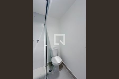 Banheiro de kitnet/studio para alugar com 1 quarto, 23m² em Vila Firmiano Pinto, São Paulo