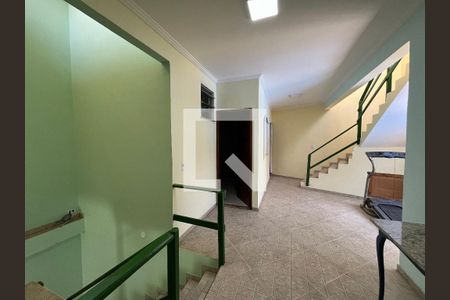 Sala do segundo andar de casa de condomínio para alugar com 3 quartos, 223m² em Taquara, Rio de Janeiro