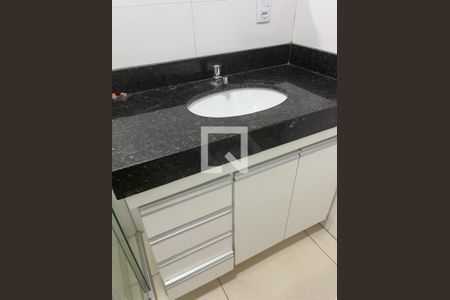 Banheiro de apartamento para alugar com 2 quartos, 90m² em Carlos Prates, Belo Horizonte