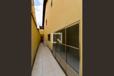 Casa à venda com 165m², 3 quartos e 2 vagas Casa à venda com 165m², 3 quartos e 2 vagasCorredor Lateral