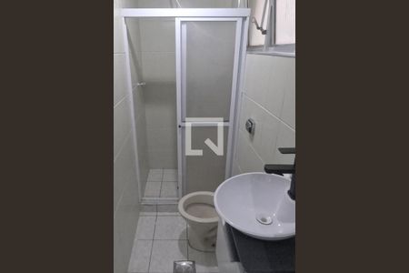 Banheiro de kitnet/studio para alugar com 1 quarto, 28m² em Itararé, Santos