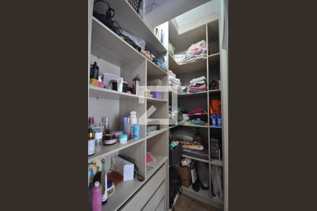 Closet de casa à venda com 3 quartos, 130m² em Parada Inglesa, São Paulo