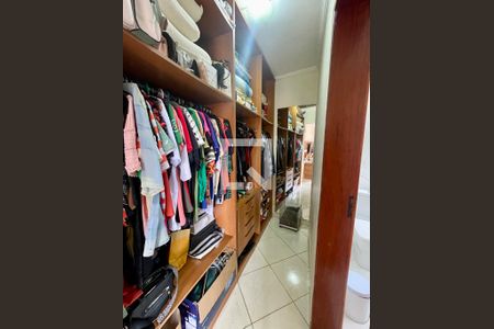 Casa à venda com 256m², 3 quartos e 5 vagas Casa à venda com 256m², 3 quartos e 5 vagasQuarto 3 - Suíte - closet