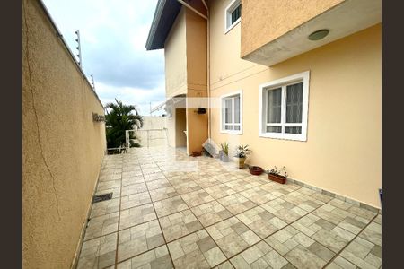 Casa à venda com 256m², 3 quartos e 5 vagas Casa à venda com 256m², 3 quartos e 5 vagasQuintal