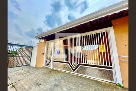 Casa à venda com 256m², 3 quartos e 5 vagas Casa à venda com 256m², 3 quartos e 5 vagasFachada