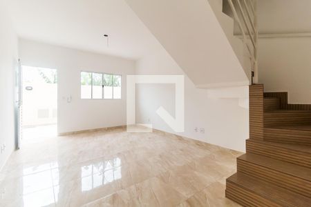 Sala de casa de condomínio para alugar com 2 quartos, 83m² em Vila Amélia, Poá