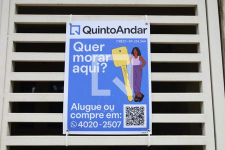 Placa instalada no portão do imóvel de casa à venda com 3 quartos, 86m² em Jardim Pedro José Nunes, São Paulo