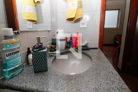 Banheiro de apartamento à venda com 2 quartos, 54m² em Floresta, Belo Horizonte