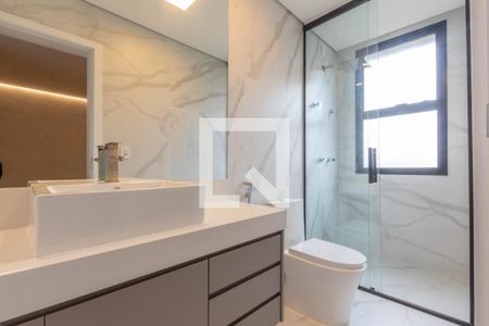 Casa de condomínio à venda com 376m², 4 quartos e 4 vagas Casa de condomínio à venda com 376m², 4 quartos e 4 vagasBanheiro