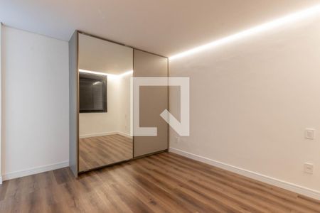 Casa de condomínio à venda com 376m², 4 quartos e 4 vagas Casa de condomínio à venda com 376m², 4 quartos e 4 vagasSuíte 4